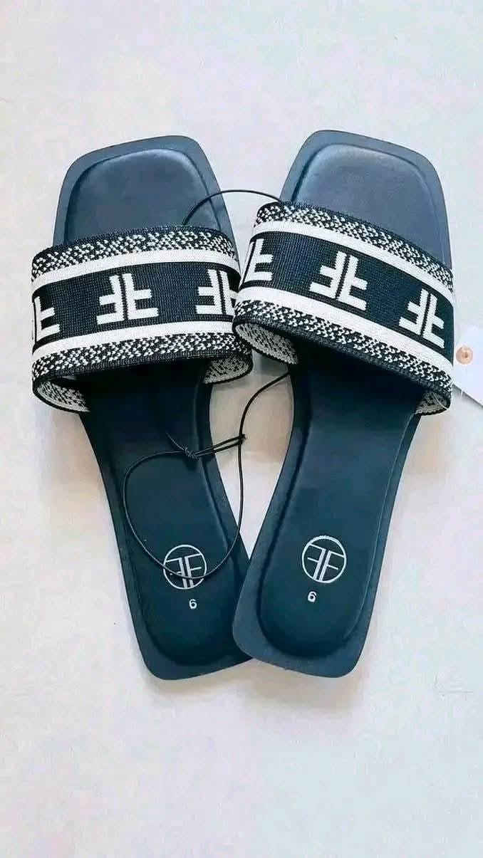 Big scammer selling clothes in Facebook market(group called Woza Top Fashion)her name is Samu?Dlamii